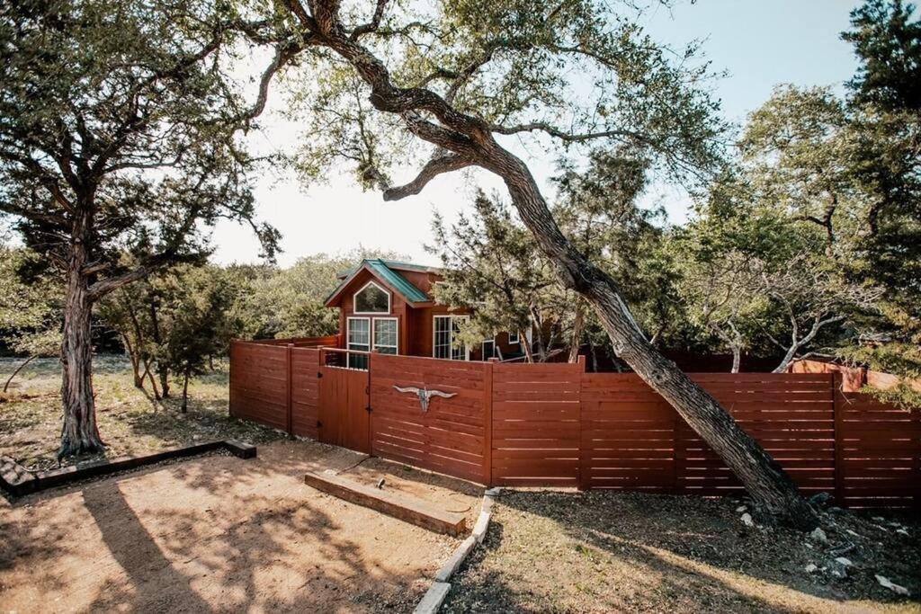 The Longhorn Cabin - Cabins At Rim Rock Остин Экстерьер фото